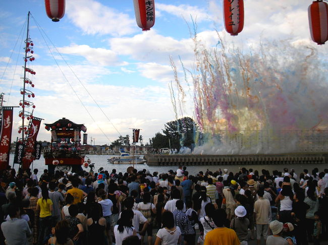 祇園祭といえば、京都のそれが有名ですね。<br /> 全国に疫病が流行した貞観十一年(869年)、卜部日良麻呂が勅を奉じて長さ二丈の鉾を作り、旧暦の六月十四日に神輿とともに京都に送ったのがその起源だそう。<br /> ご存知のとおり、これに端を発し、祇園祭は全国津々浦々で行われています。<br /> 伊勢の小さな漁村・大淀でも江戸の中期、今から二百五十年ほど前に祇園祭が始まりました。(参考:明和町観光協会HP)<br /><br /> photo by Taro