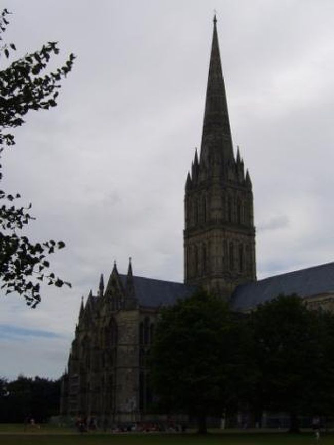 通学中の語学学校が主催するExcursionに参加し、南イングランドにある古い街をお散歩。<br /><br />Salisburyの大聖堂は、ケルン大聖堂に次ぐ（或いは同じ？）塔の高さを誇るとか。丁度土曜日であることもあってか、中では結婚式が開催されていた。こんな歴史ある、素敵な教会で式を挙げられるなんて・・・。<br /><br />