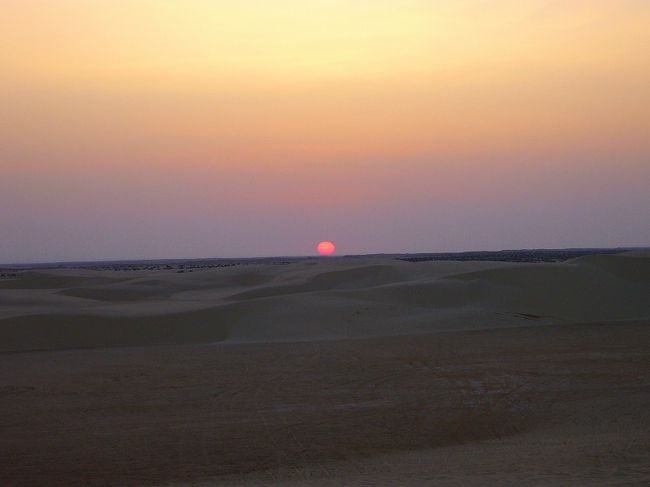  クラブツーリズムのツアーで行ったチュニジア旅行記です。4日目はアルジェリアとの国境に近いタメルザ、そして塩湖とラクダ体験と盛りだくさんの１日でした。<br /><br />＜日程＞<br />トズール/オアシス・ダル・トズール<br />↓<br />サハラ砂漠(ジュメル砂漠)で日の出鑑賞<br />↓<br />シェビカ<br />↓<br />ミデス<br />↓<br />タメルザ<br />↓<br />ショットエルジェリド(塩湖)<br />↓<br />ドゥーズでラクダ体験<br />↓<br />マトマタ/ベルベル人穴居住宅<br />↓<br />オテル・クセイラ泊