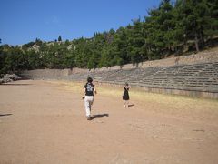 デルフィの競技場で走る＝