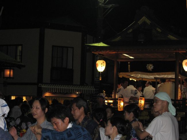 愛知県に住むmixi仲間に誘われて郡上まつりに行ってきました。<br />400年以上の歴史があるんですね〜<br />http://www.gujojachiman.com/kanko<br />全然無知で何も知らなかった私(^^;)<br />1ヶ月以上もあるこのお祭り。特に8/13〜8/16は連日徹夜で<br />踊るという超ハードな盆踊りです。<br />盆踊りだからといって侮るなかれ。のんびりしたテンポの曲が<br />多いのでタカをくくっていたら時間が経つごとに汗だく、<br />足が手がだる〜くなってきます。結局2時過ぎまで踊り続け<br />戻ってきました。翌日はもちろん筋肉痛･･･年を感じました(^^;