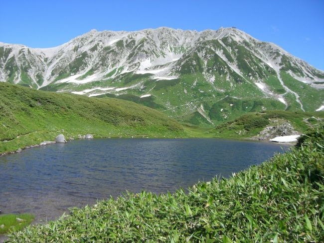 阪急トラピックスの旅「立山黒部アルペンルートと憧れの上高地さわやか軽井沢3日間」ツアー、二日目は立山黒部アルペンルートです。2日目のルートは、『ホテル→アルペンルート（扇沢→黒部ダム→黒部湖→黒部平→大観峰→室堂→美女平→立山駅）→立山あるぺん村→斑尾高原泊』です。<br /><br />お盆の混雑を予想して今日も早めのスタート。朝食は6:30、7:30に斑尾高原の宿を出発しました。余談ですが、斑尾高原は長野と新潟の県境で、ホテルランバーズインは新潟県に位置するそうです。<br /><br />昨晩あまりよく寝れなかったのか、バスの中でうたた寝。いったいどこを通っていたのかわからないけれど、上高地に向かっていた。白馬の近くを通ったような、通ってないような(笑)<br /><br />立山黒部アルペンルート　オフィシャルガイドURL：http://www.alpen-route.com/<br />ホテルランバーズインURL：http://www2.ocn.ne.jp/~lumbers/<br /><br /><br />1日目の旅行記はこちら：http://4travel.jp/traveler/first-step/album/10085109/<br />出発→軽井沢自由散策・自由昼食→小諸ワイナリー→斑尾高原泊<br /><br />3日目の旅行記はこちら：http://4travel.jp/traveler/first-step/album/10085255/<br />ホテル→ビアンテ信州中野→上高地→安曇野ワイナリー→到着<br /><br />アルペンルートについて、読み応えのある素敵なサイトをみつけましたので、ご紹介します。<br />キューピーさんの「キューピーの散歩同好会」のURL：http://www3.plala.or.jp/sanpo/tateyama.htm