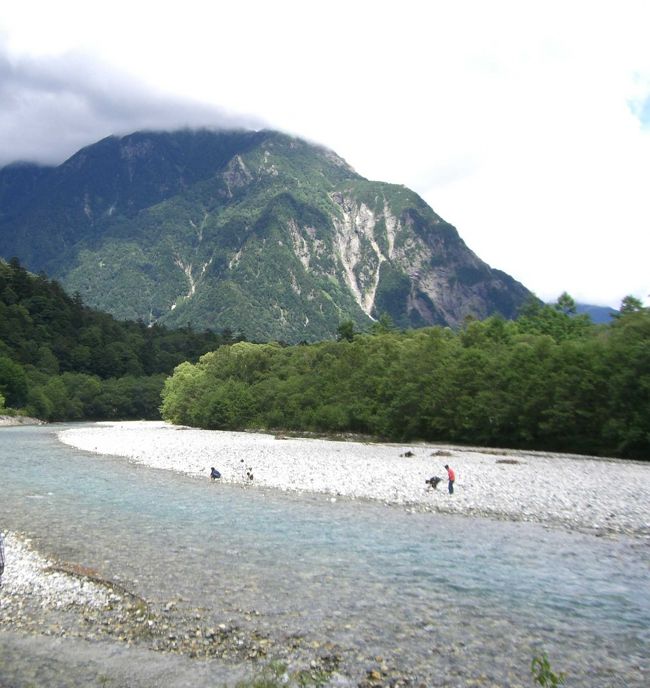 阪急トラピックスの旅「立山黒部アルペンルートと憧れの上高地さわやか軽井沢3日間」ツアー、三日目は上高地です。<br /><br />今日のルートは「ホテル→ビアンテ信州中野→上高地→安曇野ワイナリー→到着」です。<br /><br />今回のツアーは宿が、白馬・斑尾・志賀高原のいずれかという設定でした。斑尾はアルペンルートにも上高地にも遠いので、日程がおのずと厳しいものになりました。お盆の混雑と宿のロケーションに大きく左右された旅でした。人が一杯でしたが、アルペンルート、上高地とも素敵な場所でした。それほど近くはないのでなかなか行けないけど、チャンスがあったら又行きたいです。特にアルペンルートはゆっくり生きたいです。<br /><br />＜＜参照・関連サイト＞＞<br />上高地公式Website−ようこそ上高地へURL：　http://www.kamikochi.or.jp/<br />安曇野ワイナリーURL：　http://www.azumino-winery.co.jp/<br />キューピーさんの「キューピーの散歩同好会」のURL：　http://www3.plala.or.jp/sanpo/kamikochi.htm<br /><br /><br />＜＜旅程＞＞<br />1日目の旅行記はこちら：　http://4travel.jp/traveler/first-step/album/10085109/<br />出発→軽井沢自由散策・自由昼食→小諸ワイナリー→斑尾高原泊<br /><br />2日目の旅行記はこちら：　http://4travel.jp/traveler/first-step/album/10085141/<br />2日目：ホテル→アルペンルート（扇沢→黒部ダム→黒部湖→黒部平→大観峰→室堂→美女平→立山駅）→立山あるぺん村→斑尾高原泊<br /><br /><br /><br />