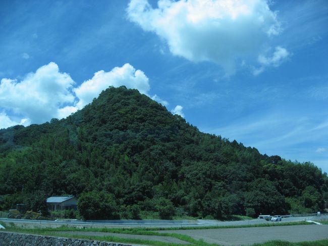 真木大堂と周辺の石造物、そして熊野磨崖仏へ。<br />空の青さと緑の山も印象的でした。<br />乗客5人の、観光バスでの旅行は続きます。<br />