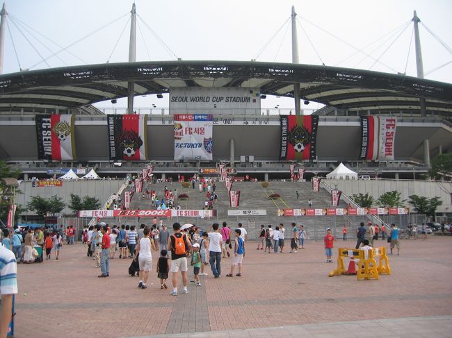 　韓国の情報を集める中で、８月５日にソウルで「ＦＣソウル×ＦＣ東京」の試合が無料で見られることを知りました。<br />　試合会場はソウルワールドカップスタジアム。最寄り駅までは、ソウル駅からおよそ20分でした。改札を出ると、パクチソンなど韓国の代表選手たちの写真がいくつも貼られていました。長いエスカレータを上ると、目の前にスタジアムが現れました。韓国語が分からないながら、人の流れに進んでいくと、入場整理券がもらえるテントにたどり着き、無事に入場整理券を手にしました。それにしても、ソウルは蒸し暑い。風呂に入りたいなと思ったら、「Ｓｐａ　Ｌａｎｄ」の看板を発見。温浴施設がスタジアムに併設されていて、試合開始まで1時間以上あったので、入ることにしました。スタジアム内にあり、しっかり汗を流しました。このスタジアムには、他にも映画館、スーパー、フードコートなどが併設されていて、ワールドカップ後もハコが有効利用されているようです。<br />　試合のほうは、ＦＣソウル　３−０　ＦＣ東京と日韓首都チーム対決は韓国に軍配があがりました。Ｋリーグ首位チームですから、当然の結果でしょう。クラブチームの親善試合なので、ワールドカップほどの盛り上がりはありませんでした。サッカー自体は日本も韓国も同じですが、それを取り巻く環境が隣の国とは言え、結構違うことに驚きました。これがＫリーグのすべてではないでしょうが、Ｋリーグはおおよそこのような感じなのでしょう。