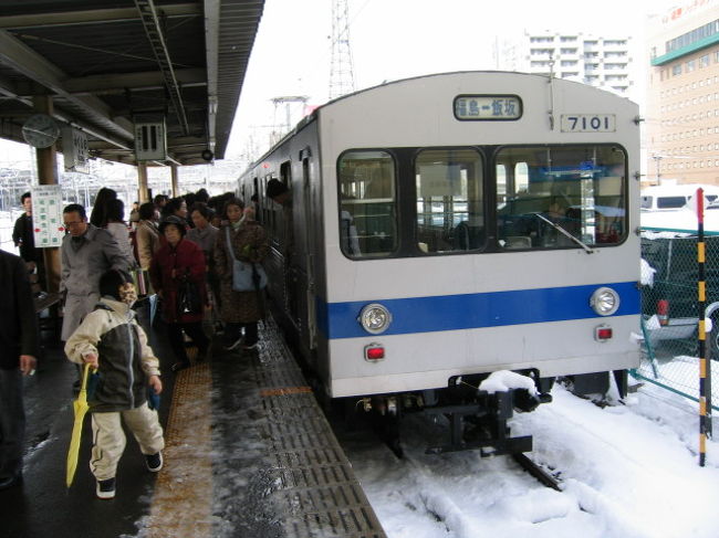 　14時15分、阿武隈急行と反対のホームから福島交通の列車は出発しました。地元の人に交じって、温泉を目指す客も目立ちました。雪道をのろのろ走る自動車を横目に電車はさっそうと走ります。およそ20分、終着駅・飯坂温泉に到着。<br />　雪が降る中、駅前の道を歩き、公衆浴場「鯖湖湯」で冷えた体を温めました。ここは、脱衣所と浴室を仕切る壁や扉がないので、防犯には良いでしょうが、服が湿気てしまわないか心配になりました。　