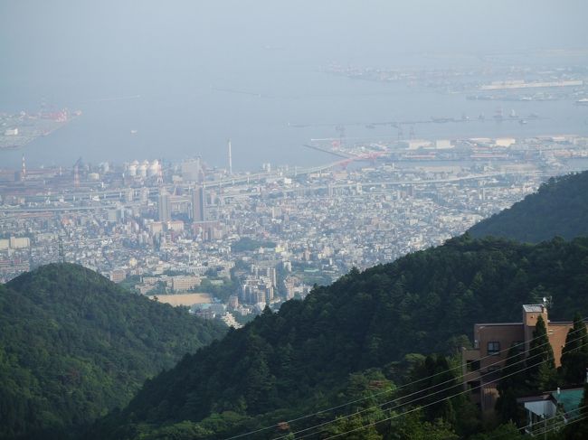 8月25日（金）ですがぷらっと六甲山ホテルに行きました。<br />なんか六甲山に行ってみようって感じです。・・・<br />1泊しましたが景色は良かったですね。夕食はレストランで<br />日本料理を食べました。六甲山ホテルに行かれる方は<br />参考（写真）にしてください。