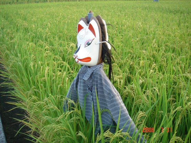okusanのふるさと阿波市(旧板野郡土成町)では、通学路と思しきエリアを中心にメチャラブリーなかかしが立っています。<br />okusanが子供の頃にはお目にかかることのなかった風景。<br />初めて見るのにノスタルジックな風景です。