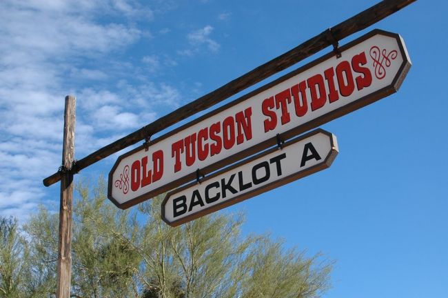 最終日は、前日に入場できなかったOld Tucson Studioに行きました。<br />ここは映画会社のコロンビアが、「アリゾナ」という映画のために1860年代のツーソンを再現した屋外セットだそうです。<br />こちらもハロウィン仕様になってました。<br />ただ、ハロウィンじゃなくてもあるんじゃないの？<br />っていう気味の悪い死体とかも転がってたけどね・・・。<br /><br />Old Tucson Studioが開く前に、ちょろっと教会を見てきました。<br />何教会だったか覚えてないけど(^_^.)