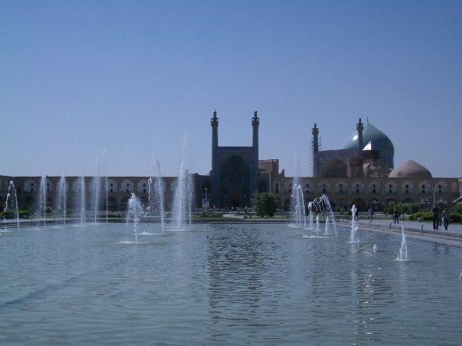 イラン旅行を決めたきっかけが某大手旅行代理店のイラン旅行のパンフレットがステキだったが一番の理由でした。ペルシャと題したパンフレットの表紙のイマーム広場の印象的だったこと！いわゆる一目惚れです！！<br />いままでのイランのイメージとの違いにも驚いたこと。これは近いうちにイランへ行くぞって気になりました。結局それから２年越しで一目惚れしたイマーム広場へ行くことができたのですが。（でも、その代理店のツアーで行ったわけじゃないですが。。。）<br /><br />１．イマーム広場（アリカプ宮殿、シェイフ・ロトゥフォッラー・モスク、イマームモスク）<br />とうとうイマーム広場へ来ました。<br /><br />（１）アリカプ宮殿<br />シャーがポロ観戦をしたバルコニーからの眺めは最高です！最上階の音楽ルームは床の修復工事をする前は室内で音が反響するようになっていたそうです。しかし、いまは床をレンガ（だったかな？）にして反響しなくなったそうです。一応、手をたたいてみましたが反響しませんでした。<br />あと、１階の門を入ったところでぜひ試してみてほしいことがあります。門と逆側の隅で対角線上に壁ぎりぎりに二人で立って話をするとお互いの話が糸電話のごとくよく聞こえるのです。当時の門番の世間話の手段に使用されていたとか。２人以上でアリカプ宮殿に訪れた際にはお試しあれ。<br /><br />（２）シェイフ・モトゥフォッラー・モスク<br />かつてはアリカプ宮殿と地下道でつながっていたとか。シャーの奥さんたちは地下道を通って礼拝通っていたそうです。モザイクがとってもステキです。また、ドームも天井は日の光で孔雀模様に見えるようになっています。<br /><br />（３）イマームモスク<br />いうまでもなくサファビー朝代表の建築物。ドームの美しさはなんとも言いがたいです。ドーム中心の下（四角タイルの上）では音が反響するようになってます。（ここはいまでも反響します。）ぜひみなさん確認してみてくださいね。<br />当時の神学校の学舎などものこっています。<br />ちょっと残念だったのは私が訪れたのが木曜日だったので、金曜日の礼拝準備のため、広場にテントが張られていたこと。テントがなければ、広場からみたドームはもっとステキだったことでしょう。もし、自分でスケジュールを調整できる方は木・金を避けたほうがいいと思います。<br /><br />（４）バザール<br />かつてイマーム広場が世界の半分といわれたことのイスファハンの経済の中心だったところ。当時は金曜日のモスク（マスジェデ・ジャーメ）のバザールとつなっがていたそうです。（いまでも近くまで続いてますが。）いろいろなものがそろっています。ゆっくりお土産も買い物するなら、半日ぐらいあってもいいかもしれません。<br />さすが観光地。日本語で話しけられることが多いです。（しかも、みんなとっても流暢な日本語！）<br /><br />昼間一度イマーム広場に訪れて、夜再度イマーム広場に行ったのですが、昼と夜の人の数の違い！！！昼間の何十倍の人なんでしょー。夏は涼しくなってからみんな遊ぶそうですが、それにしてもすごいよ〜。<br /><br />