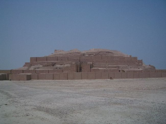 イラン旅行最後の地、アフワズ。知り合うイラン人にアフワズに行くと話すと決まってみんな『なぜ?どうして??』と聞かれました。『あんな暑いところへ!!』と。アフワズの夏は50℃以上になるまさに灼熱の地!!しかも、アフワズはアラブ人の街なのでペルシャ人は好きじゃないみたいです。確かに女性が着てるチャドルはアラブ式の袖のあるヤツでした。<br /><br />アフワズの空港には夜9時ごろに到着。さすがのアフワズも夜は少しは涼しかろうと思っていましたがとんでもない!飛行機を降りた瞬間、エアコンの室外機の前に立っているかのようではないですか!!いままでも過ごしやすいイランの夜はどこへ???という感じでした。<br /><br />1.チョガザンビル<br />エラム期の遺跡。このチョガザンビルが目当てで灼熱のアフワズへ来たのです。ジグラットは3段目まではっきり残っています。また、ここには世界最古の浄水場が残っています。いまは砂漠の真ん中ですが、当時は水が豊かだったのでしょうか?<br /><br /><br />2.スーサ(シューシュ)<br />エラム期からの遺跡があります。規模はそんなに大きくありませんが。入り口の右側には遺跡から発掘された日干しレンガを使って19世紀にフランス人によって造られたお城のような建物が建ってます。そこからの景色は街が一望できてとってもキレイです。<br /><br />3.ダニエル廟<br />白い円錘形の塔が目印。中はとっても金ピカで預言者ダニエルの棺が置いてあります。中に入るには観光客もチャドルを着用する必要があます。そのため、受付でチャドルを借りてから入ります。とっても中は涼しいので地元の人はお昼寝したり、勉強したりしてます。<br />