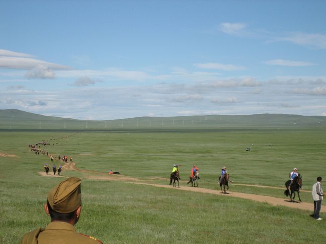 <br />7月11日から開催されるモンゴルの夏のお祭りナーダム。<br />今回、初めて見ました。<br /><br />競馬を観にいったんですが<br />朝早くから、たくさんの見物客。<br /><br />ウランバートルから西へ1時間くらい行ったところ。<br />名前はわかりませんが、大草原のど真ん中。<br /><br />ゲルがあって、周りに車が集まっていました。<br /><br /><br />ちっちゃな子供が馬に乗ってスタンバイしていましたが、手馴れたもので上手に馬を操っていました。<br /><br /><br />見物客がレースを見れるのは、ゴール付近。<br /><br />必死に応援しているのは<br />息子が参加しているであろう両親達。<br /><br />これは世界共通。<br /><br />ふと、運動会を思い出しました（笑）<br /><br /><br />優勝はぶっちぎり。<br /><br />大人顔負けのライディングといったところでしょうか。<br />アッパレです。<br /><br /><br />時間の都合でこのまま帰国しましたが<br />来年は、モンゴル相撲を見たいと思います。<br />