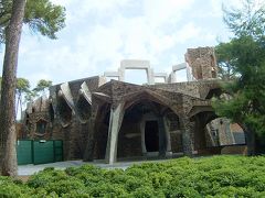 「松林の奇妙な礼拝堂、コロニア・グエル」　2006夏のスペイン　2日目