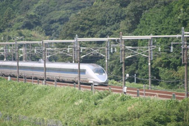 近くまで行く用事があり、その近くで新幹線をパチリ。<br />懲りもせず、２日間撮りました。<br />撮影場所は、１日目と２日目では直線距離で約１３００メートルくらい離れています。<br /><br />◎使用カメラ　<br />キヤノンEOS20D<br /><br />◎使用レンズ　<br />トキナ80−400? F4.5〜5.6(１日目)<br />タムロンAF28−300? Ultra ZoomXR F3.5〜6.3LD ASPHERICAL(IF) MACRO(２日目)<br />