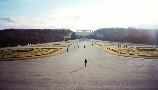 8ヶ月の旅のウィーン編。<br /><br />プラハからバスで移動。<br />国境で出入国スタンプ無しでがっくし。<br /><br />シェーンブルン宮殿行って、シュテファン寺院行って、シュニッツェル食べて、ザッハホテルでザッハトルテ食べた。<br /><br />2/7 プラハ→ウィーン（バス）<br />2/8 ウィーン<br />2/9 ウィーン→ブダペスト<br /><br />Wombat&#39;s The City Hostel<br />1泊目：4人ドミ2人利用で36ユーロ<br />2泊目：6人ドミ1ベッド14ユーロ<br /><br /><br />