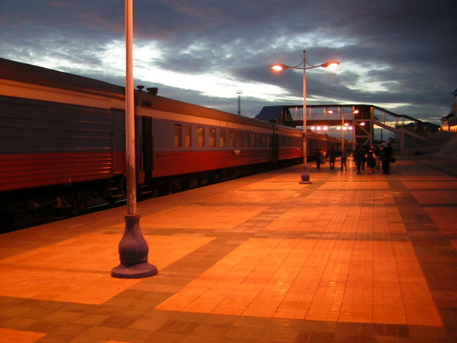 『一度は乗ってみたいシベリア鉄道！』・・・なので、北京からモスクワまでのボストーク号（Ｋ１９次）で行くことにしました。<br /><br />バウチャーの関係で、仕方なく日本の旅行会社で以下を手配しました。<br />・北京→モスクワ（ボストーク号２等寝台、下のベット）<br />・モスクワの宿（１泊、イズマイロボ・ベガ）<br />・モスクワ⇔サンクト・ペテルブルグ（２等寝台、下のベット）<br />・モスクワ→北京（中国国際航空）<br />＊大阪⇔北京はマイレージ特典を使用。<br /><br />---【日程】-------------------------------------------<br /><br />１日目　関空1000→北京1205(ANA159) 【北京：旅行社､ 老舎茶館】<br />２日目 【北京：周口店、天橋万勝劇場(雑技)】　<br />　---　【シベリア鉄道 １日目、北京2250出発】<br />３日目 【シベリア鉄道 ２日目】<br />４日目 【シベリア鉄道 ３日目】<br />５日目 【シベリア鉄道 ４日目】<br />６日目 【シベリア鉄道 ５日目】<br />７日目 【シベリア鉄道 ６日目】<br />８日目 【シベリア鉄道 ７日目、1757モスクワ到着】<br />９日目 【ﾓｽｸﾜ：赤の広場､ｸﾚﾑﾘﾝ､､百貨店他､地下鉄巡り】<br />　---　 2359ｻﾝｸﾄ･ﾍﾟﾃﾛﾌﾞﾙｸﾞへ出発<br />10日目 0800ｻﾝｸﾄ･ﾍﾟﾃﾛﾌﾞﾙｸﾞ到着<br />　---　 【ｻﾝｸﾄ観光：ﾍﾟﾃﾙｺﾞｰﾌ､ｴﾙﾐﾀｰｼﾞｭ美術館､市内散策】2355ﾓｽｸﾜへ<br />11日目 0755ﾓｽｸﾜ到着【ﾓｽｸﾜ：ﾉｳﾞｫﾃﾞｳﾞｨﾁ修道院､ﾓｽｸﾜ川ｸﾙｰｽﾞ】<br />　---　 2015ﾓｽｸﾜ発→北京へ<br />12日目 0735北京到着(CA910)【北京：宿で休養､京劇(湖広会館)】<br />13日目 北京1415→関空1815(ANA160)