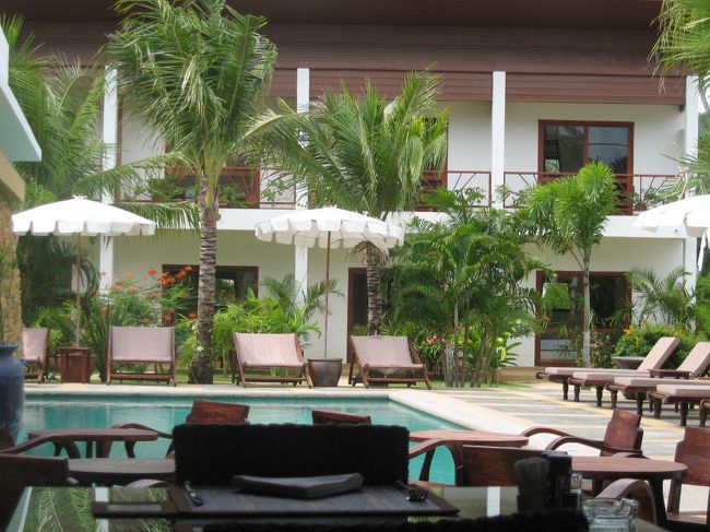 <br /><br /><br /><br /><br /><br /><br />サムイ島では２ヶ所のホテルに泊まりました。完全な個人旅行のため、宿は自分で手配したのですが、最初に２泊した「Carpe Diem Hotel」はこのサイト→http://www.samui-hotels.com/carpediem/room.htm　から予約しました。１泊１室あたり約１８００バーツ（日本円にして約５５００円）でした。<br /><br />最終日、バンコクで高級ホテルに泊まるため、サムイ島での予算は抑え目にしたのですが、このくらいの価格でも十分リゾート気分は満喫できました。