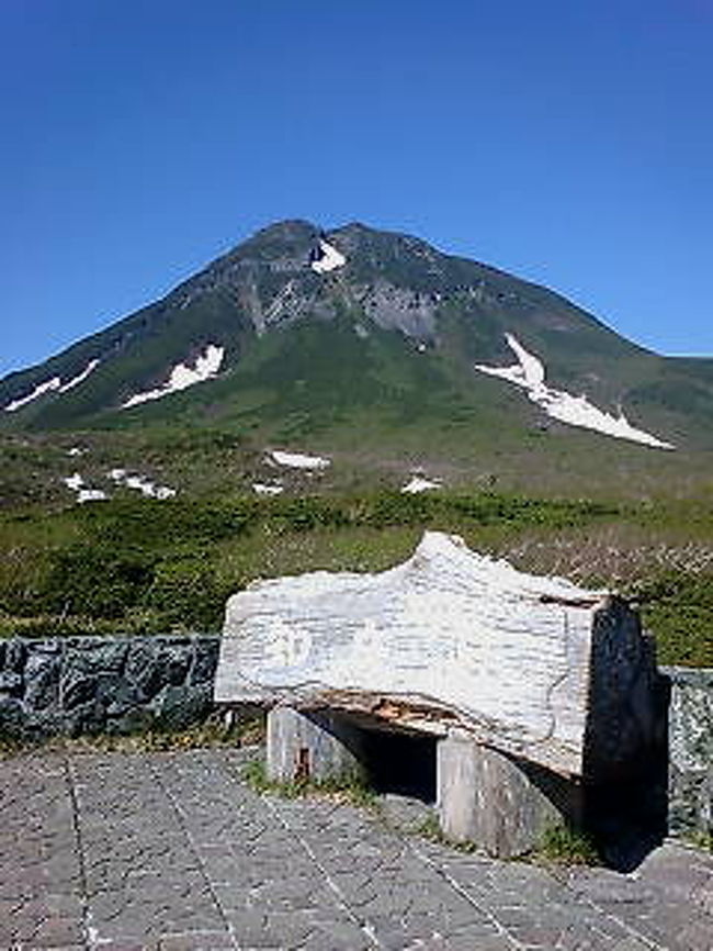 世界遺産知床と東北海道４日間<br /><br />メインの２日目この日の知床は晴天に恵まれ絶好の観光日和となりました。<br />写真の知床峠（バックは羅臼岳）からは北方領土の国後もハッキリ見ることができました。<br />そもそも知床とはアイヌ語でシリ・エトクに由来し言葉自体が岬と言う意味で知床岬と言う呼び方は実際はおかしいですね。礼文の最南端にも知床と言う岬があるようです。このほかにも・・・<br />