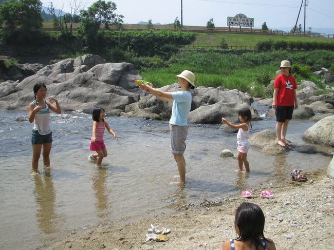 教会の子どもたちと白山でキャンプしました。<br />ここで川遊びの楽しさを知った息子は、おおはしゃぎでした♪<br />それにクワガタやカブトムシなどたくさんの虫とも出会いました。