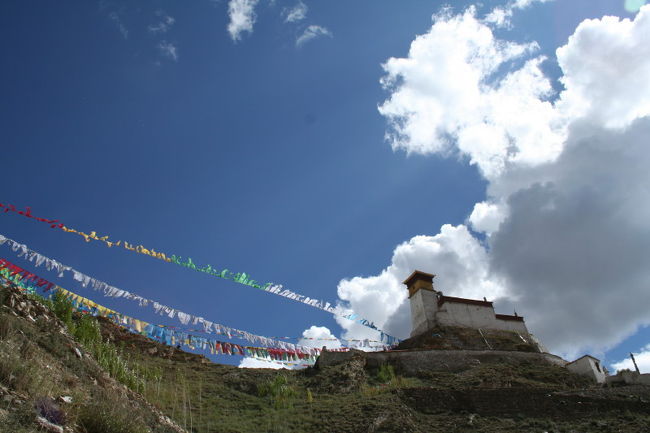 盆休みに念願のチベットへ行ってきました。<br />高山病が心配でしたが、大丈夫でした。<br />写真は、ユムブ・ラカンというチベットで初めて建てられた宮殿です。