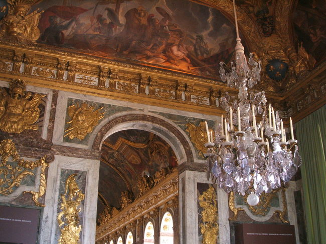 ヴェルサイユ宮殿を訪れるのは２度目ですが、行ってきました。<br />でも...「鏡の間」の半分が工事中だったのが残念(_ _)