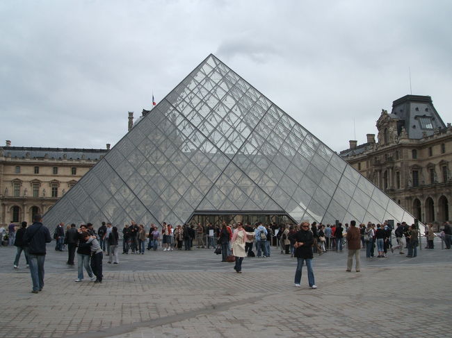 ルーヴル美術館で芸術鑑賞☆<br /><br />以前ツアーでパリを訪れた時、遅い時間に行ったので、モナ・リザの棟が閉まってしまい、ピラミッド前で写真を撮っただけ...という過去がありましたが、今回やっと行けました！とにかく入場の時にもらうパンフレットにある有名どころを中心に、駆け足で観てまわりました。