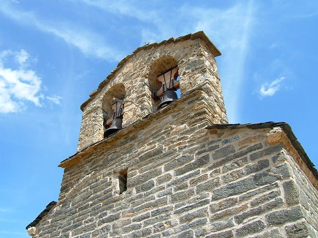ピレネー山麓の奥深く、ボイ渓谷のロマネスク教会群。<br />今回の旅行で最も楽しみにしていたところです。<br /><br />まず、ドゥロの村から訪れた。<br />この小村には、二つの教会が残されている。<br /><br />表紙は山腹のサン・キルツ教会。<br />