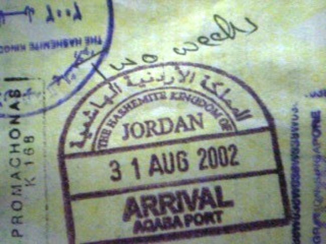 カイロからイスタンブールまで陸路で行く。<br />珠玉の遺跡群は素通り。ひたすら移動の旅。<br /><br />砂漠の中の巨大都市アンマンへ。<br />ヨルダンでも人々は親切だった。<br />日本ではアラブ諸国に対する偏見が酷いが、一度この地域を自力で旅行してみれば、多くの人は親アラブになるのでは?と思った。