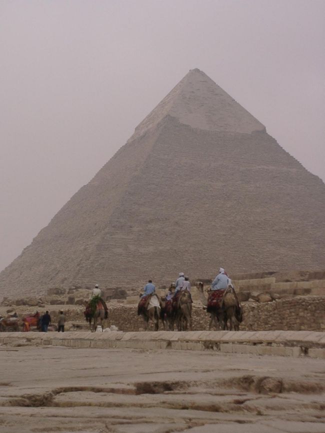 エジプトにピラミッドを見に行ってきました。<br />本来はトルコだけの予定（ちょっとした用事がありました）でしたが、私はトルコは３回目なので当時小学２年生の息子を連れて行くことにしました。しかし息子にトルコへ行くかと聞いても答えはNo、しかしエジプトには行くとの回答。そこで、エジプトとトルコへの親子二人旅が決まりました。初めてのピラミッド訪問でした。