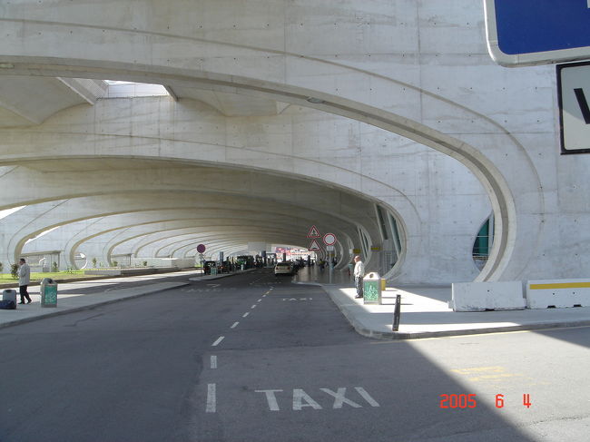 ４日目：　ポルトからリスボンヘ移動<br />写真は近代的なポルト空港のタクシー降り場