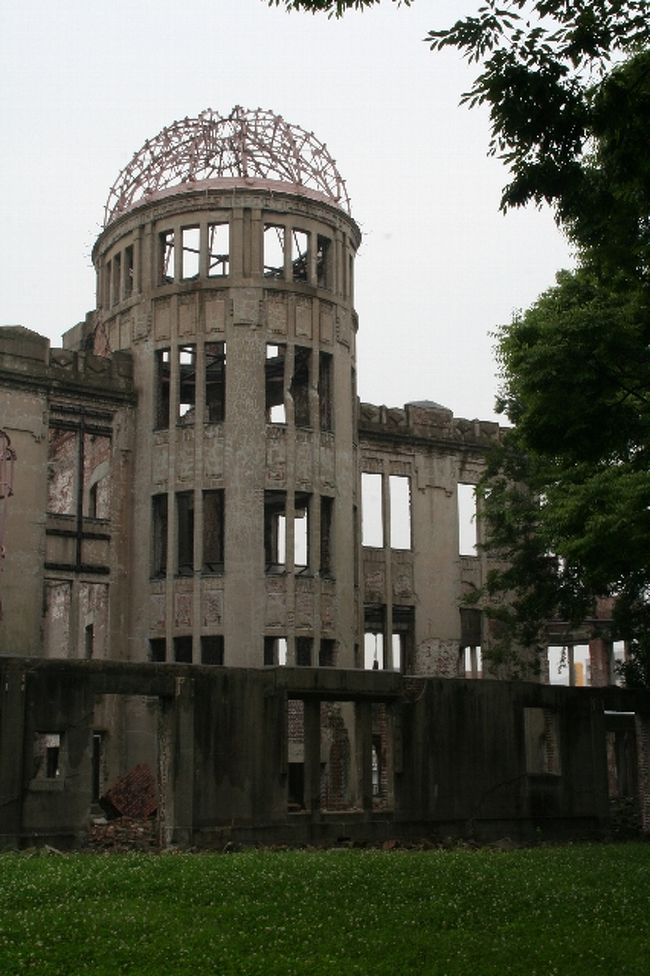 午後は原爆ドーム・平和記念公園を観光しました。<br /><br />午前中の宮島・厳島神社から移動してきました。<br /> <br />自分は戦争を知りません。<br /><br />しかし、負の遺産である原爆ドームを通じて、平和がどれだけ<br />大切なことか、戦争がどれだけ悲惨なことか、改めて厳しい現実を<br />痛感しました。<br />