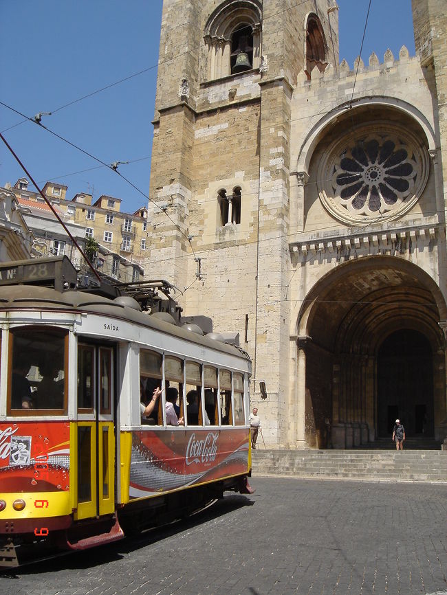 ロカ岬への観光を済ませて、あと残るのはリスボン市内の世界遺産巡りです。<br />今回はリスボン市内を２日間に亘って、地下鉄とバスを利用して市内観光しました。<br />写真はありきたりですが、カテドラルの前を走る路面電車です。