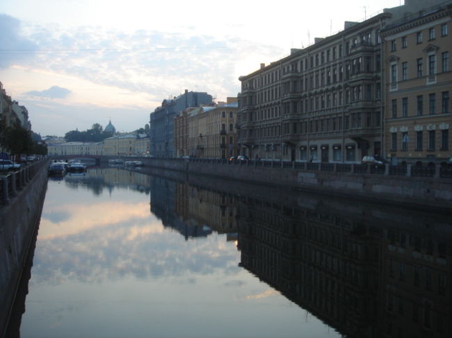 <br /><br /><br /><br /><br />サンクトペテルブルグの街並みにはロシア文学の物語が重なっている。<br /><br />ドストエフスキーの「罪と罰」は、<br />１９世紀のサンクトペテルブルグを舞台にしているが、<br />アパートや横丁や運河の風景は今でも心象風景と一致するようだ。