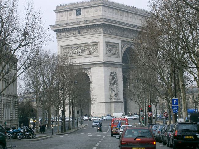 ちょっと古い話になってしまいましたが、3月にイギリスから車で6泊7日かけてフランスのニースまで行って帰って来ました。<br /><br /><br />******<br />その1　パリ近郊　http://4travel.jp/traveler/mimicat/album/10094187/<br />その2　シャルトル-オーベルニュ　http://4travel.jp/traveler/mimicat/album/10094210/<br />その3　ニースーアルプス街道　http://4travel.jp/traveler/mimicat/album/10094228/<br />その4　ランス　http://4travel.jp/traveler/mimicat/album/10094399/