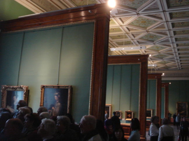 <br /><br /><br /><br /><br />エルミタージュ美術館は、<br />１７６４年にエカテリーナ２世がベルリンの画商から<br />２百数十点の絵画を購入したのに始まる。<br /><br />現在のコレクションは３００万点以上に及び<br />パリのルーブル美術館に比肩する世界屈指の美術館である。