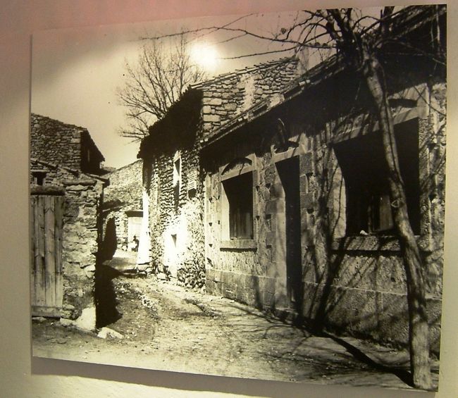 荒涼とした白い大地のなか、ゴヤが生まれた村があった。<br /><br />表紙は、当時のゴヤの生家の写真。<br /><br />