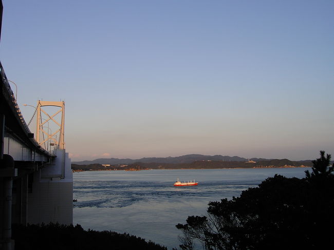 友達と二人旅に出かけました!<br />仕事で蓄積されたストレスを癒しにいざ鳴門へ!!<br />一日目:淡路夢舞台・奇跡の星の植物館<br /> 徳島・渦の道<br /> ホテル モアナコーストへ<br />二日目:大谷焼 森陶器で焼き物体験<br /> 大塚国際美術館<br /> <br />