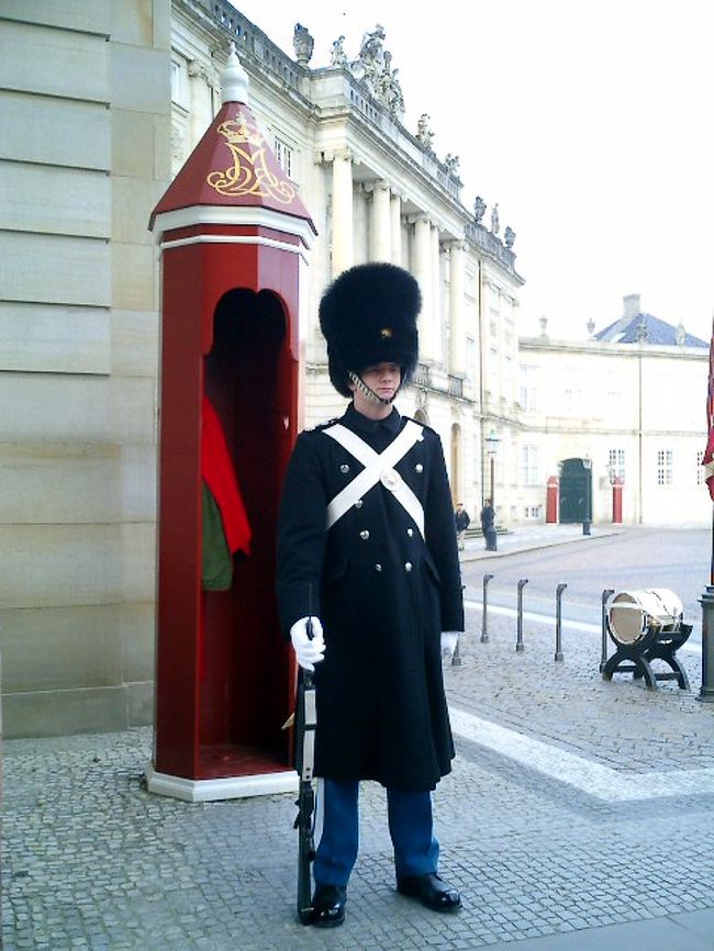 東欧に行く前に、コペンハーゲンに寄り道しました。<br /><br />衛兵の帽子がとても大きくてびっくりです！<br />重くないのかな･･･？