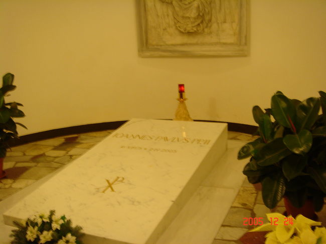 今度は、サン・ピエトロ寺院の地下にあるお墓と、屋上(クーポラ)に上がりました。<br /><br />写真は、２００５年４月に亡くなられたヨハネ・パウロ2世のお墓 