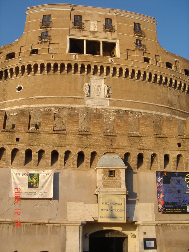サン・ピエトロ寺院を出てから、ローマ・テルミニ駅近くにあるホテルまで、市内を散策した。<br /><br />写真は、サンタンジェロ城のアドリアヌス帝の廟正面
