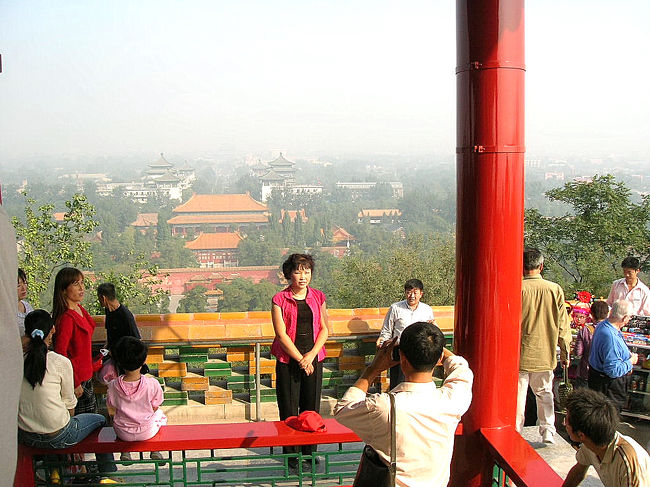 景山公園は故宮北部にあります人工の山で成り立つ公園です。<br />北京の人、あるいは観光客が、この山に登り、北京の街を東西南北見渡しますと、ああ、これが北京なんだなと感慨に浸れる公園なのです。<br />特に、故宮を天安門広場から入り、そのだだっ広い空間にある歴史的な建築物を巡り歩いて北門からやっと出て来て、この人工の山に登った人々にとっては、高い位置からその故宮を振り返り眺め、やはり故宮は凄いな、何でこんなものを造ったのだろうと再び思い直すところなんです。そして、北京と言う都市には南北の中心軸がシッカリ存在してるんだなと実感できるところでもあります。<br />私は景山公園が大好きです。特に朝の風景ですね。<br />平均年齢６０歳と言うところでしょうか、そういった北京の元気なご老人たちが、朝から皆さんいろいろなことをやってる姿を見るのが楽しいのです。社交ダンスや、体操や、後ろ歩きや、エアロビクスや、なんだか分からん思わず噴出してしまいそうなことをやってるのを見てるのが面白いのです。<br />２００６年の国慶節の朝の景山公園の様子をご覧ください。<br />