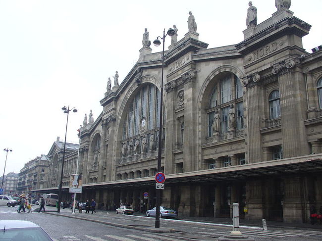 パリ北駅からブリュッセルに向かいタリスに乗りました。<br />改札場所、ホームの風景です。<br />参考になるといいのですが…。<br /><br />改札の事以外での注意点は<br />・車内アナウンスは無いと思ってください。<br /> うっかり寝過ごさないように。<br /> ほぼちゃんとした時刻で到着するとは思いますが。<br />・ブリュッセルから戻りの注意点(ドキドキ体験)<br /> パリに帰る日のことです。<br /> 時刻どおりにブリュッセルのMIDI駅のホームにいました。<br /> 目の前にタリスの車両があり乗り込んだのですが<br /> どうも自分たちの席が無い。<br /> 出発時間は近づくし、パニックになりそうでした。<br /> でも、時間が来てもタリスが発車しません。<br /> どうしたのだろうと思っていると<br /> 結果としては、接続の列車待ちでして、<br /> その後から連結された車両に私たちの席がありました。<br /> 出発時間も遅れたし、めったに無いことなのでしょうが<br /> とっても焦りました。こんなこともあるのですね。