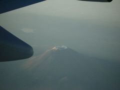 飛行機より、富士山初冠雪と赤富士を見る。