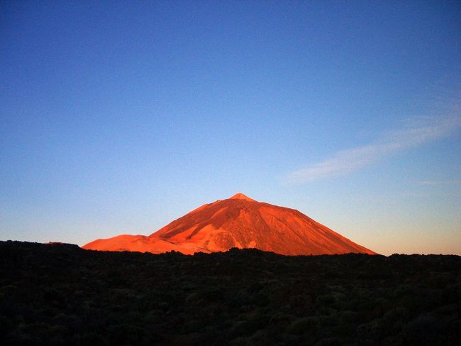 スペイン最高峰、テイデ山登頂成功!<br />テイデ山山頂は標高3,718メートル。<br />なんとスペイン最高峰は、アフリカの横にあるカナリア諸島にあるのだ。そして特別の登山許可を取らないと、頂上には立てない。<br />表紙は、テイデ山の夜明けを独り占め。<br /><br />この付近には、さまざまなトレッキングルートが、設定されている。<br />テイデ山もいろいろなルートで登山できる。<br />親切なガイドブックは、各ルートごとにルートの標高差(平らで無理の無いコースもある)、見所、所要時間が明記され、素晴しい。パラドールに宿泊したら、置いてある。<br />英語版もあり。