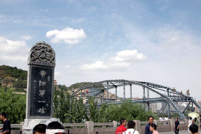 8月23日。<br />蘭州2日目。<br />そして開通したばかりの列車で敦煌へ向かう日でもある。<br /><br />その敦煌行きの切符だが、蘭州へ来てみると、シーズンの綿花を摘む人たちの大移動で大変だという。<br />あちゃ~!!どないしたものか。。。<br />解さんは普通の老百姓(一般市民の事)、そちらに関係者が居る訳もなく、そんなに混んでいる路線の切符をどうやって押さえれば良いのか。。。<br /><br />などと悩んでいると、爺ぃは手帳を見返しながらどこかに電話しだした。<br />そう言えば、来る前に広州から敦煌へ電話し、敦煌駅貨物室の責任者張さんにアポを取っていた事を思い出した。彼とは昨年約半年の敦煌生活で、上海からの荷物や帰投時の荷物発送などでお世話になった方だ。<br />張さんは敦煌にお住まいなので、商業一条街の夜市で活動中には店にも来て貰って、夕涼みがてら話しをしたりしていた。<br /> <br />実は張さんの義理のお兄さんがこの路線の鉄道警察の方で、彼へ電話していたのだった。昨日も到着して直ぐそのお兄さんに連絡し、切符の件について尋ねていた。<br /> <br />既に話しが通っていたらしく、切符が取れているので今から持って行くとの事。おお!(◎o◎