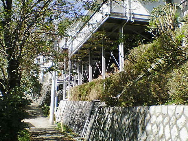 知人の建築現場を見学に、王禅寺を訪れました・・<br />茶臼山にへばり付く家・家がケモノ道のような路地をつくっている・・<br />地震が来たら、崩れるのうな崖上に立つ家・・<br />