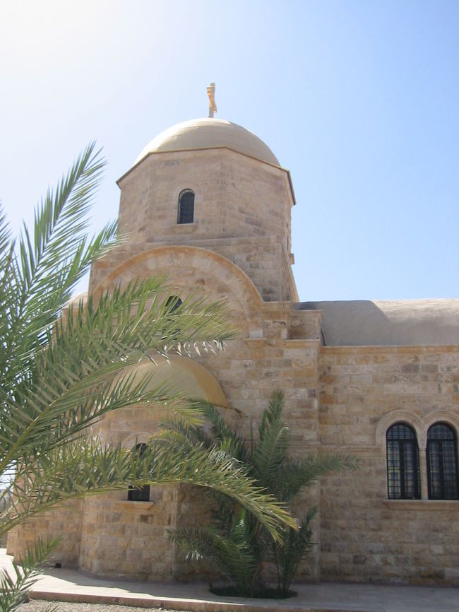 アンマンから約４０分。ヨルダン川の横(東岸)にきれいな教会があります。