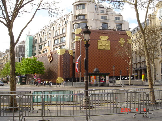日曜日で、ルーブルが無料で入れると言うので、凱旋門を見てから行くことにした<br /><br />旅行行程<br />３日目: パリ市内(凱旋門/ルーブル美術館)<br /><br />写真は、シャンゼリゼ通りのルイ・ヴィトンの巨大なカバンで、店は改装中です(やはりパリは洒落ています)