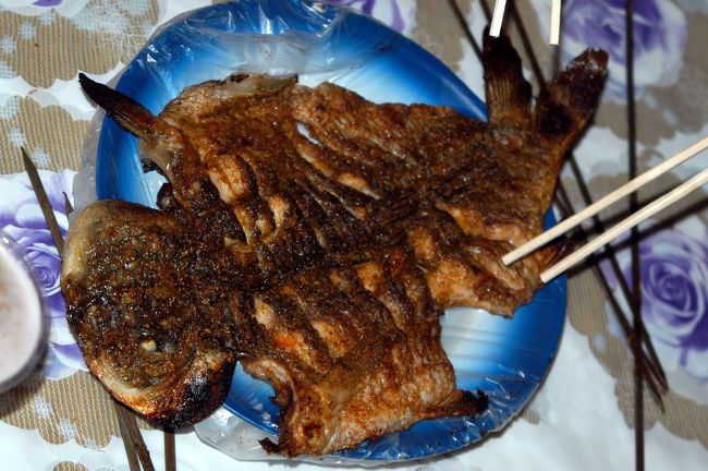 8月24日。<br />24日の第3部は、夜の小吃広場で司馬義(スマイ)おやじに「好久不見~!」<br />この旅行記は、特に100%濃縮個人的ブログ。<br />なので、他人様にはあまり面白くない頁かもしれない・・・<br />予めご容赦!m(_ _)m<br /><br />少し太った司馬義おやじは、お腹が哈密瓜サイズから西瓜のような大きさになっていた。<br />顔もちょっぴりぽっちゃりしていた。<br />昨年までの刺繍の入ったグレーの帽子は、毛糸で編んだ帽子に変わっていた。<br />人がランクアップした表示らしい。<br />個人的には、前の帽子の方が好きだが。。。