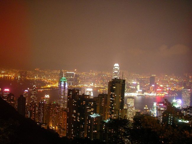 香港一日目。<br /><br />香港初の食事は<br />広東道のマルコポーロ・ホンコンホテルのなかにある<br />「夜上海」で。<br /><br />ここは学生の私にとってはけっこう高級でした。<br />ガイドブック見たときはそんなに高級そうだと思わなかったんで行ったんですが。<br /><br />私たちが行ったのがオープンして間もない時間だったということもあり、最初は私たち含めて2組しかお客さんがいませんでした。<br />しかも、もう一組のお客さんはもうほぼ食べ終わっていたようで、従業員の視線はすべて私たちに注がれていました･･･。<br />だから、何を注文するか考えてた時も、<br />日本語をしゃべれる従業員の方がいろいろ説明してくれたり、<br />XO醤をすすめてくれたり、（これは超美味でした！）<br />お茶もなくなりそうだったらすぐついでくれたりして、<br />こんな雰囲気に慣れてない私たちは<br />あまりにも見られすぎて恥ずかしかったです。<br /><br />それで、悩みに悩んだ結果、やっぱりセットメニューを注文することにしました。<br />二人で480HK$。<br /><br />出てきたものは、<br />前菜として高野豆腐の煮物みたいなのと、何か忘れましたが、あともう種類。<br />高野豆腐はこんな食べ方もあるんだって感じでおいしかったです。<br />そして、フカヒレスープと、炒飯。<br />主菜は6種類くらいの中から2つ選ぶようになってて、<br />私たちは回鍋肉とえびの素炒めを注文しました。<br />このあと何かもう一品あった気もしますが忘れました。<br /><br />本当に、見られすぎて恥ずかしかったんですよ〜！<br />だから写真も取れず･･･。<br /><br />セットメニューがすべて出された後、<br />「デザートはどうしますか？」といわれたので、<br />デザートも頼むことに。<br />私が頼んだのはマンゴープリン。<br />ちゃんとマンゴーが入っててました！<br /><br />ここのお店は高級なだけあって<br />雰囲気もまさに上海！で、<br />昔っぽい中国語の曲が流れてたりしていて、<br />素敵でした。<br /><br /><br />合計金額は<br />二人で650Hk$くらい。<br />わたしにとってはけっこう高い食事になりましたけど、<br />日本で食べたらもっと高いだろうからいいかな。<br /><br />でも、ここはどれもすごくおいしかったです！！<br /><br /><br /><br />